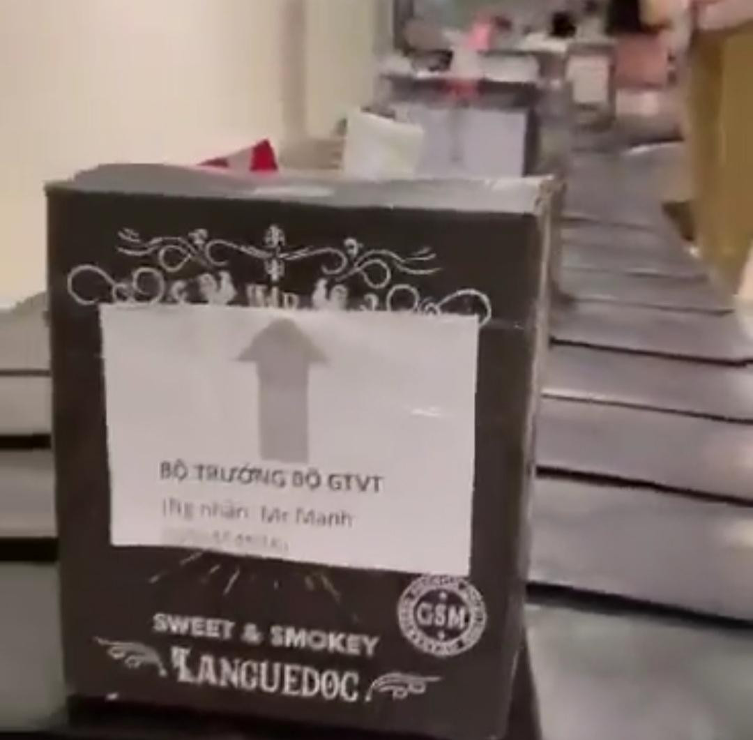 Hàng chục thùng nghi là rượu được gửi từ Hà Nội vào TPHCM hôm 26/4 vừa qua, trên bao bì đều ghi "Bộ trưởng Bộ GTVT". Ảnh cắt từ clip. Hàng chục thùng nghi là rượu được gửi từ Hà Nội vào TPHCM hôm 26/4 vừa qua, trên bao bì đều ghi "Bộ trưởng Bộ GTVT". Ảnh cắt từ clip.