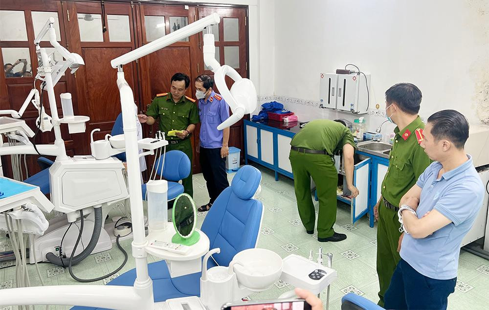 Khám xét phòng khám phát hiện Tú sử dụng văn bằng chứng chỉ giả để hoạt động.