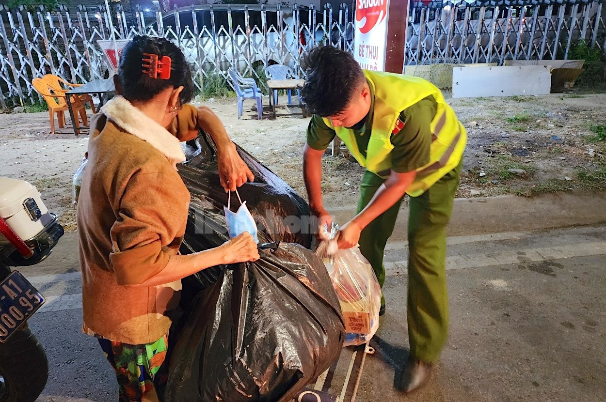 Một người phụ nữ nhặt ve chai xúc động. Ảnh: Kim Hà.