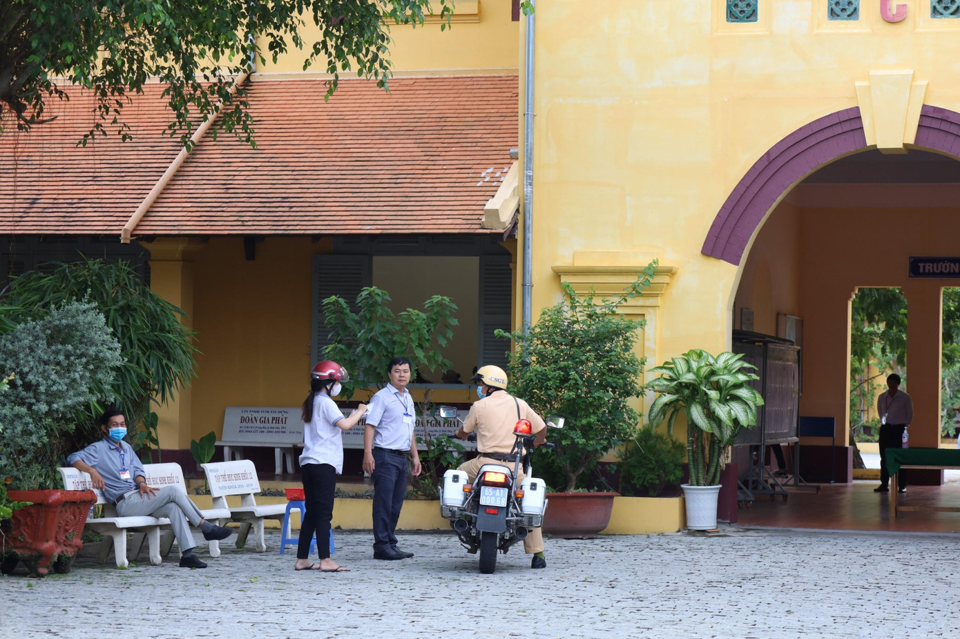 Vào lúc 7h05, Thiếu tá Duy đã đưa nữ thí sinh trở lại điểm thi - Ảnh: Kim Hà.