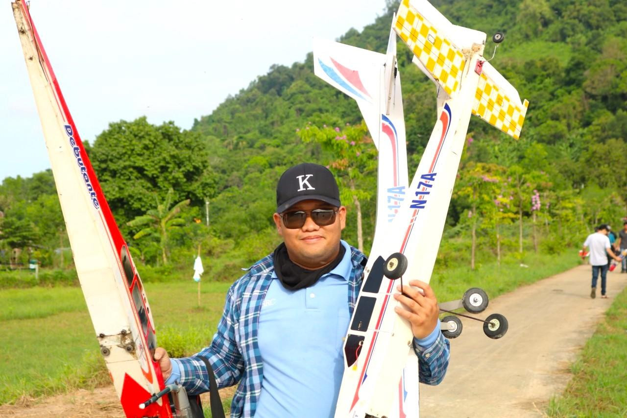 Một phi công máy bay mô hình - Ảnh: Kim Hà.