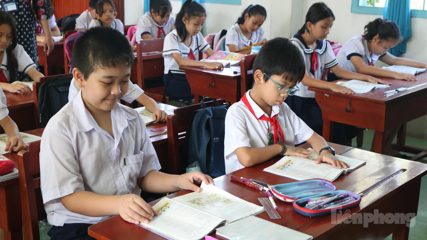 Mặc dù nhỏ tuổi nhưng Hoài Thương luôn có kết quả học tập vượt trội hơn các anh chị lớp 5 - Ảnh: Kim Hà. Mặc dù nhỏ tuổi nhưng Hoài Thương luôn có kết quả học tập vượt trội hơn các anh chị lớp 5 - Ảnh: Kim Hà.