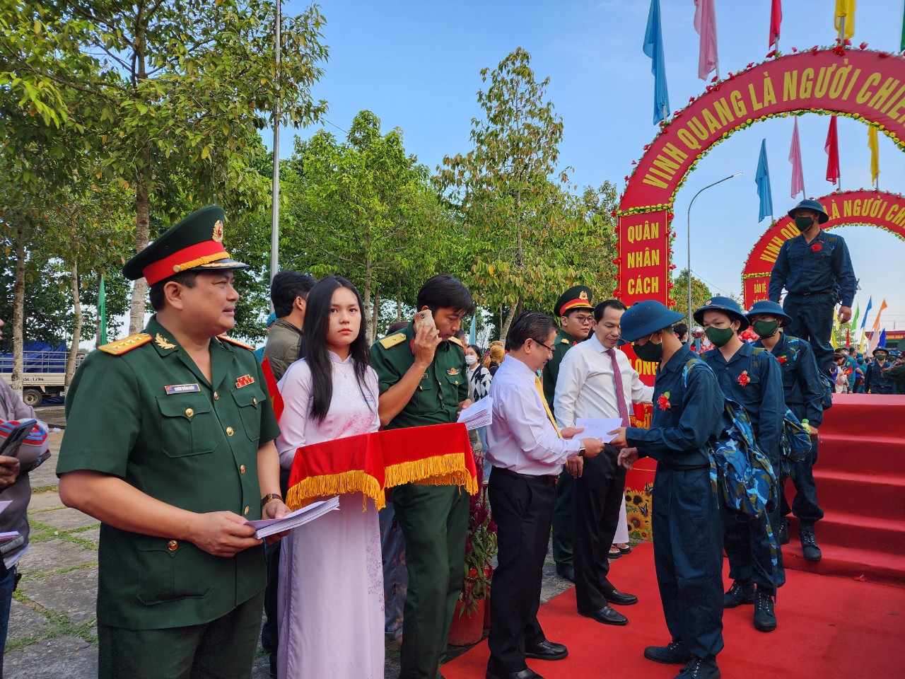Dịp này, các thanh niên quận Bình Thuỷ còn được trao sổ tiết kiệm 3 triệu đồng, cùng 500.000 đồng tiền mặt và phần quà trị giá 500.000 đồng để làm hành trang lên đường nhập ngũ. Phía hậu phương, quận còn sửa chữa và xây mới 13 căn nhà tình nghĩa cho gia đình các tân binh có hoàn cảnh khó khăn. - Ảnh: Kim Hà