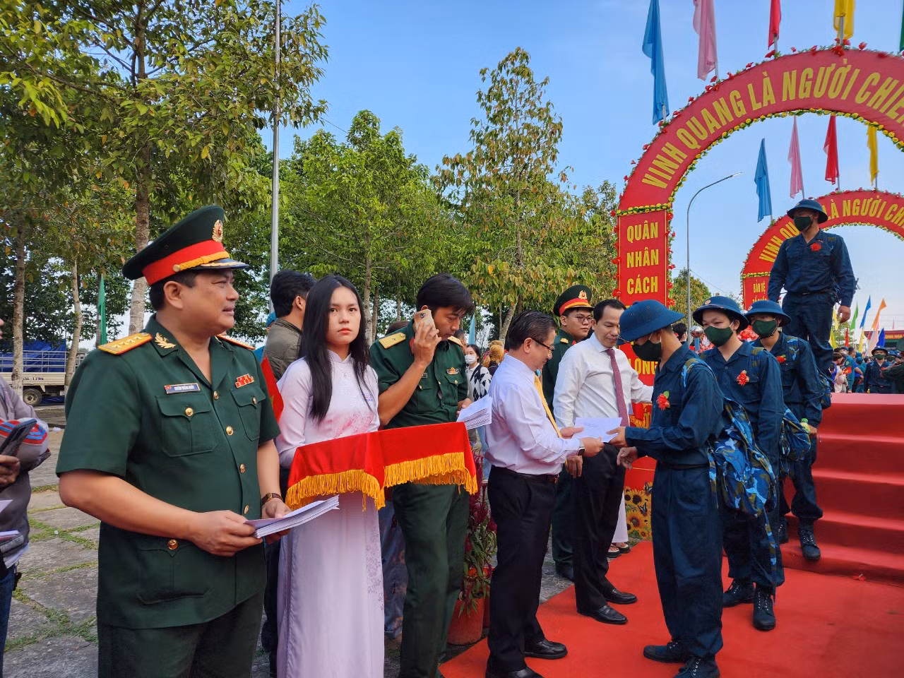 Dịp này, các thanh niên quận Bình Thuỷ còn được trao sổ tiết kiệm 3 triệu đồng, cùng 500.000 đồng tiền mặt và phần quà trị giá 500.000 đồng để làm hành trang lên đường nhập ngũ. Phía hậu phương, quận còn sửa chữa và xây mới 13 căn nhà tình nghĩa cho gia đình các tân binh có hoàn cảnh khó khăn. - Ảnh: Kim Hà