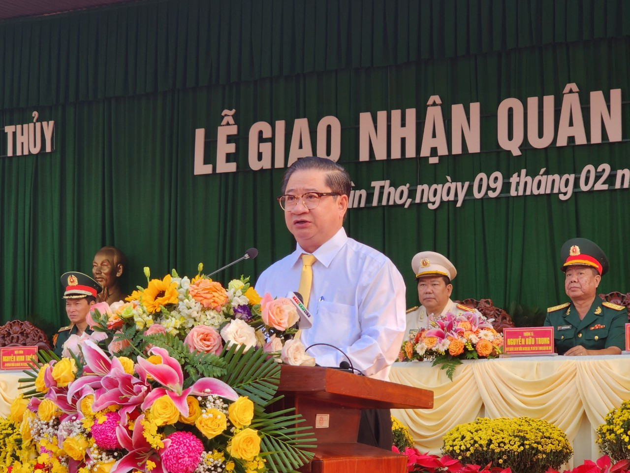 Phát biểu tại buổi lễ, ông Trần Việt Trường - Chủ tịch UBND TP Cần Thơ, Chủ tịch Hội đồng Nghĩa vụ quân sự thành phố chia sẻ: “Thay mặt lãnh đạo thành phố, tôi xin chân thành cảm ơn các bậc cha, mẹ đã có công sinh ra, nuôi dưỡng và giáo dục 206 thanh niên ưu tú của quận Bình Thủy trưởng thành, khôn lớn để hôm nay hăng hái tình nguyện lên đường nhập ngũ, tham gia xây dựng Quân đội nhân dân, Công an nhân dân. Rất mong quý gia đình hãy an tâm và luôn theo dõi động viên con em mình hoàn thành tốt nhiệm vụ trong thời gian tại ngũ”. - Ảnh: Kim Hà