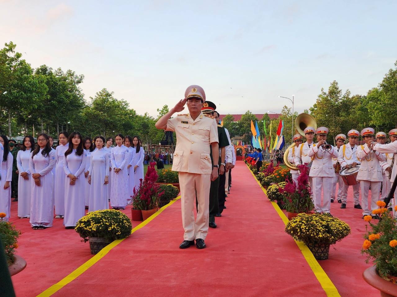Trung tướng Lê Quốc Hùng - Thứ trưởng Bộ Công an; cùng các lãnh đạo Quân khu 9, TP Cần Thơ đến dự và tiễn các tân binh lên đường nhập ngũ. - Ảnh: Kim Hà