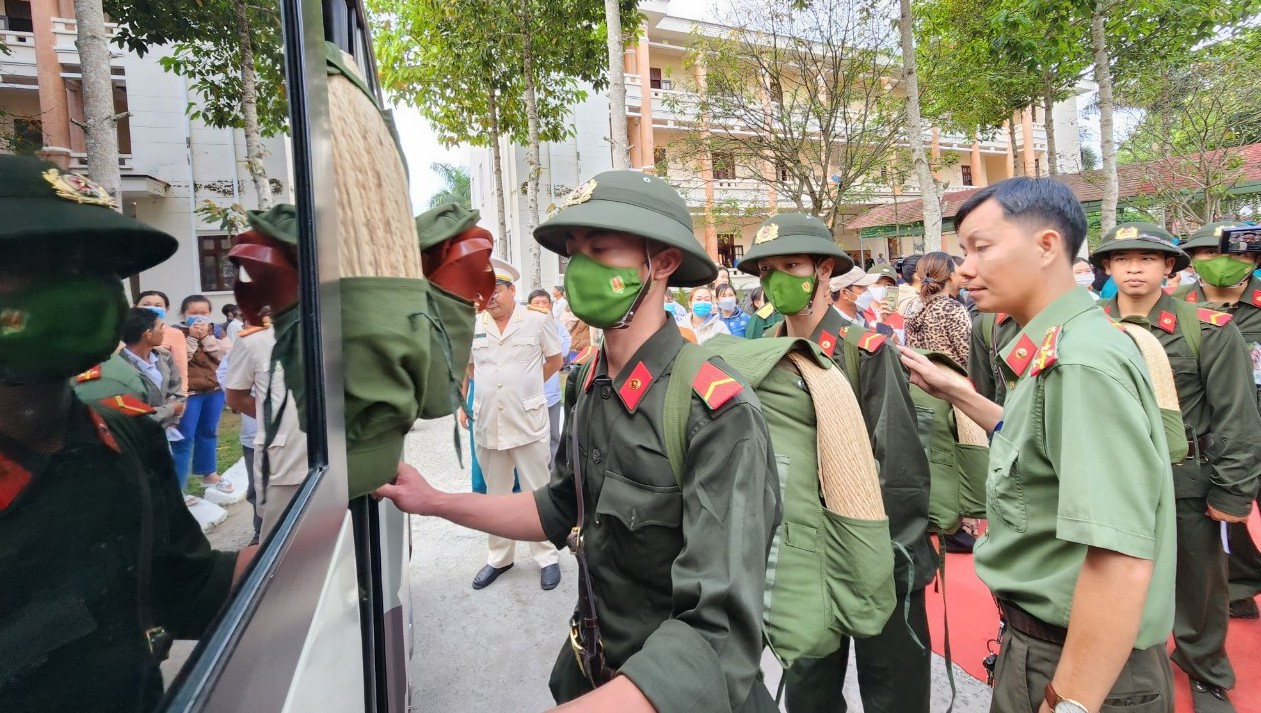 Các tân binh tạm biệt gia đình để lên đường thực hiện trách nhiệm của người trẻ đối với đất nước. - Ảnh: Kim Hà