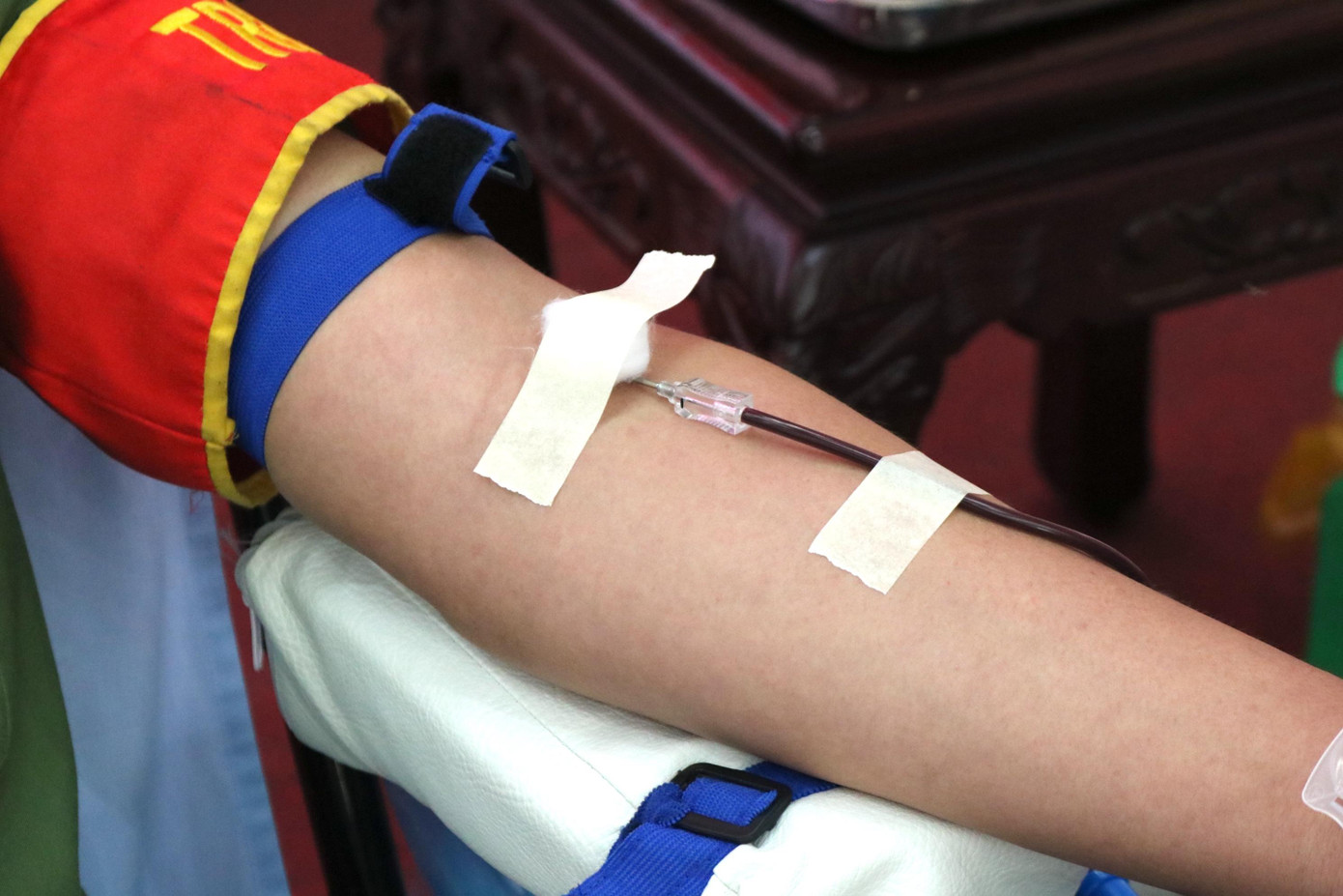 Trung uý Nguyễn Thanh Thái – Phó Bí thư Đoàn thanh niên Công an TP Cần Thơ cho biết, phong trào hiến máu là một hoạt động thường niên của lực lượng. Hàng năm, Công an TP Cần Thơ có 3 lần tổ chức hiến máu. Riêng năm 2021, đã có 379 đơn vị máu được cho đi, đóng góp một lượng máu đáng kể để cung cấp cho các bệnh viện trên địa bàn - Ảnh: Kim Hà.