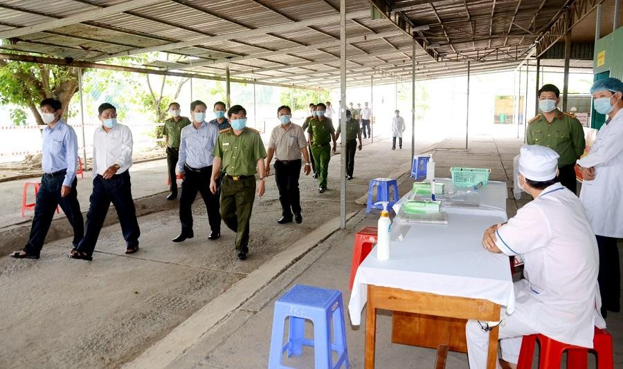 Đoàn công tác tỉnh An Giang trực tiếp kiểm tra, khảo sát khu vực cách ly điều trị tại Trung tâm Y tế huyện An Phú - Ảnh: Hữu Huynh.
