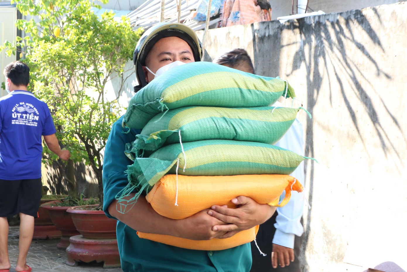 Địa phương cũng cử lực lượng dân phòng đến hỗ trợ vận chuyển - Ảnh: Kim Hà.