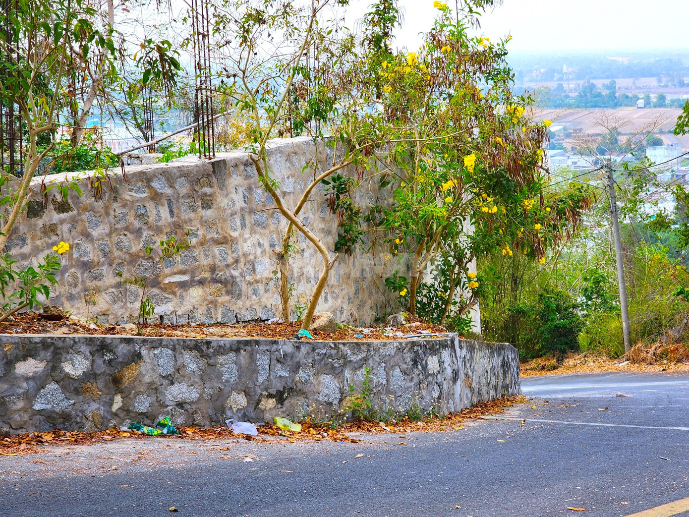 Bờ tường kiên cố tại phủ thờ của gia đình bà L. Ảnh: Kim Hà.