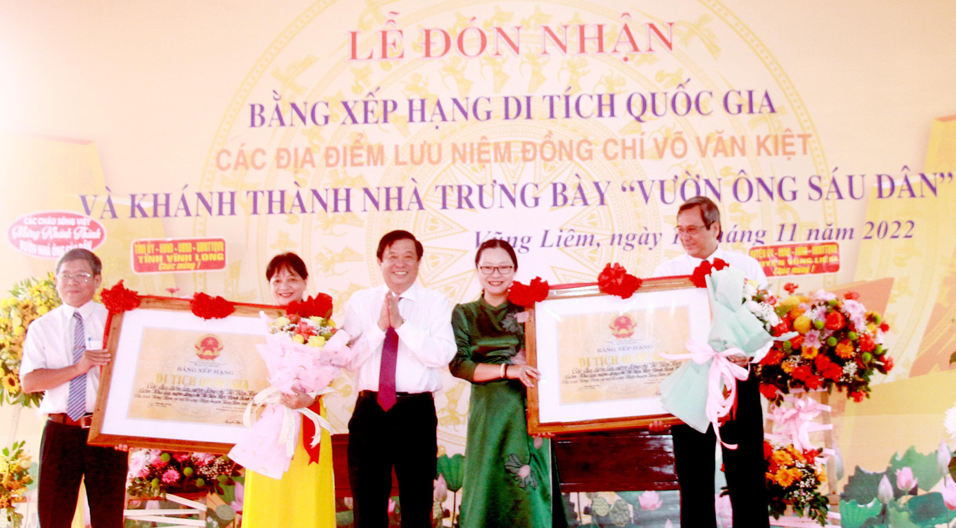 Khu lưu niệm Thủ tướng Võ Văn Kiệt và Đình Bình Phụng đón nhận Bằng xếp hạng di tích Quốc gia. Khu lưu niệm Thủ tướng Võ Văn Kiệt và Đình Bình Phụng đón nhận Bằng xếp hạng di tích Quốc gia.