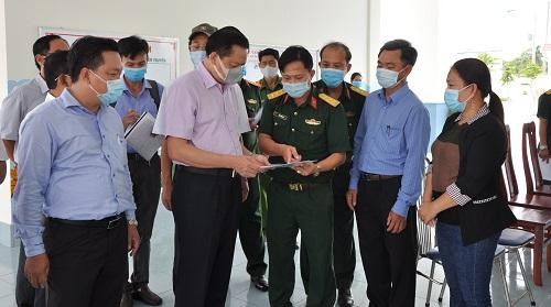 Ông Dương Tấn Hiển - Phó Chủ tịch thường trực UBND TP Cần Thơ kiểm tra một điểm chuẩn bị thành lập bệnh viện dã chiến trên địa bàn quận Cái Răng. Ông Dương Tấn Hiển - Phó Chủ tịch thường trực UBND TP Cần Thơ kiểm tra một điểm chuẩn bị thành lập bệnh viện dã chiến trên địa bàn quận Cái Răng.