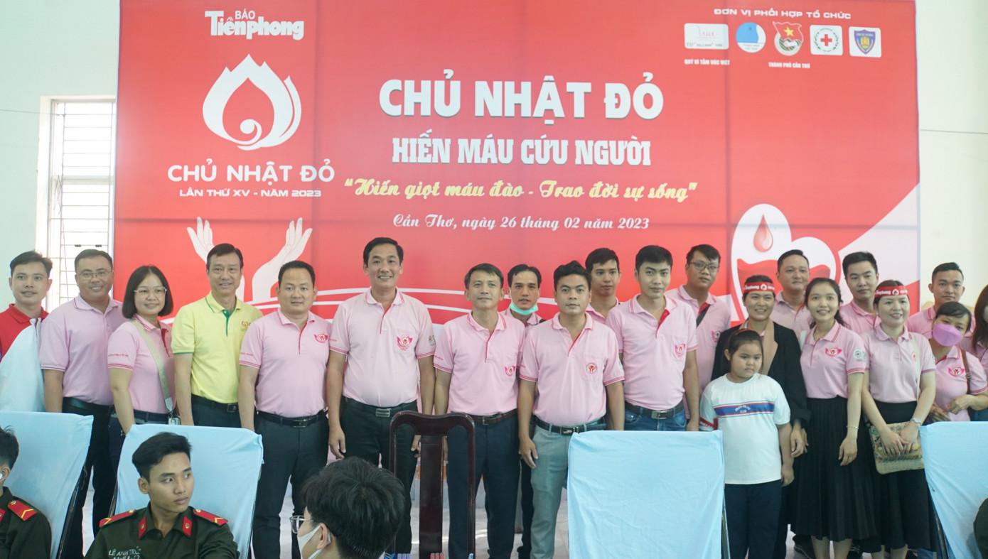 Các tình nguyện viên áo hồng Công ty Cổ phần CP Việt Nam tham gia Chủ nhật Đỏ tại Cần Thơ. Trong dịp này, Công ty CP hỗ trợ 10.000 quả trứng cho chương trình Chủ nhật Đỏ tại Cần Thơ. Ảnh: Hoà Bình.