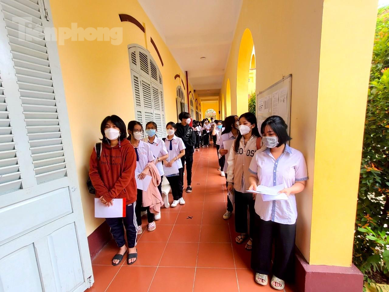 Thí sinh xếp hàng chờ cán bộ coi thi đọc tên - Ảnh: Kim Hà. Thí sinh xếp hàng chờ cán bộ coi thi đọc tên - Ảnh: Kim Hà.