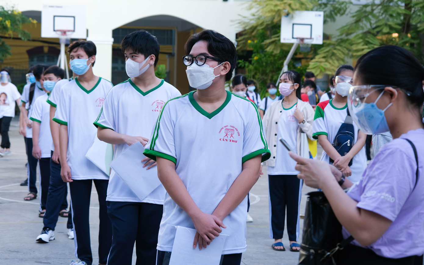 Điểm tiêm cho học sinh được tổ chức tại các điểm trường có khuôn viên rộng, thoáng mát. Đối với trẻ không đi học sẽ được tiêm tại các điểm tiêm cố định hoặc lưu động do quận huyện tổ chức; các trường hợp trẻ em có bệnh lý nền, hoặc đang điều trị tại các bệnh viện sẽ được tiêm riêng tại điểm tiêm bệnh viện để đảm bảo an toàn. Trong ảnh: Học sinh xếp hàng giữ khoảng cách chờ được gọi tên.