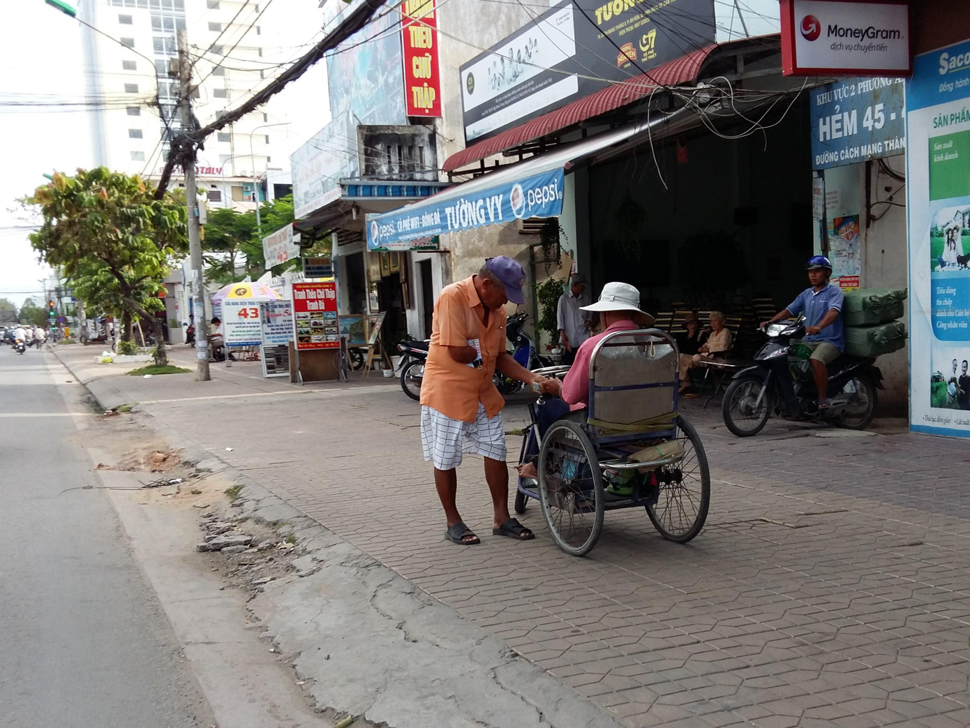 Cần Thơ hỗ trợ 50 ngàn đồng/ngày cho người bán vé số lẻ lưu động - Ảnh: Kim Hà (Ảnh tư liệu thời điểm chưa có dịch bệnh). Cần Thơ hỗ trợ 50 ngàn đồng/ngày cho người bán vé số lẻ lưu động - Ảnh: Kim Hà (Ảnh tư liệu thời điểm chưa có dịch bệnh).