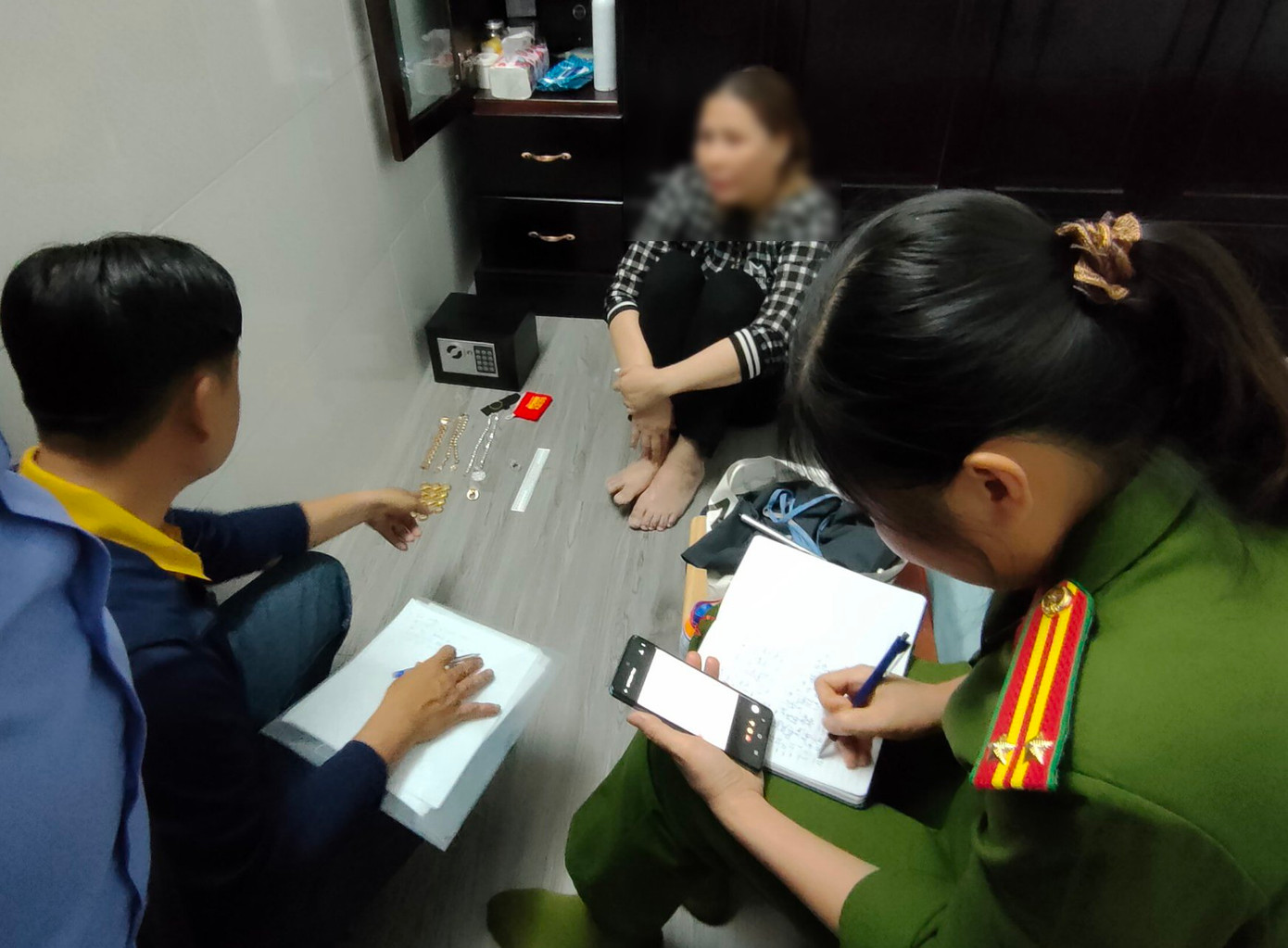 Chị P.T.Đ báo tin giả mất số tài sản hơn 3,9 tỷ đồng để "tạo uy tín" trong làm ăn. Chị P.T.Đ báo tin giả mất số tài sản hơn 3,9 tỷ đồng để "tạo uy tín" trong làm ăn.