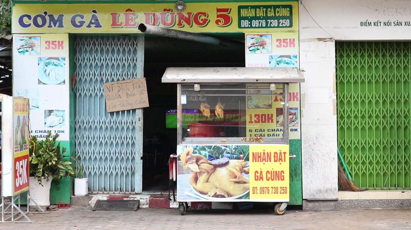 Đa số các quán ăn, cafe chỉ bán mang về - Ảnh: Kim Hà.