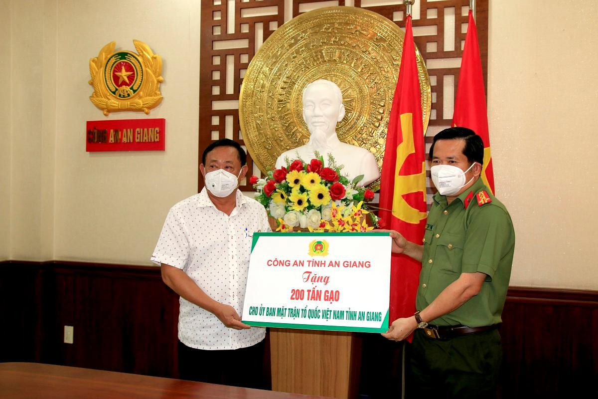 Đại tá Đinh Văn Nơi - Giám đốc Công an tỉnh An Giang trao bảng tượng trưng 200 tấn gạo cho ông Nguyễn Tiếc Hùng - Chủ tịch UBMTTQVN tỉnh An Giang. Đại tá Đinh Văn Nơi - Giám đốc Công an tỉnh An Giang trao bảng tượng trưng 200 tấn gạo cho ông Nguyễn Tiếc Hùng - Chủ tịch UBMTTQVN tỉnh An Giang.