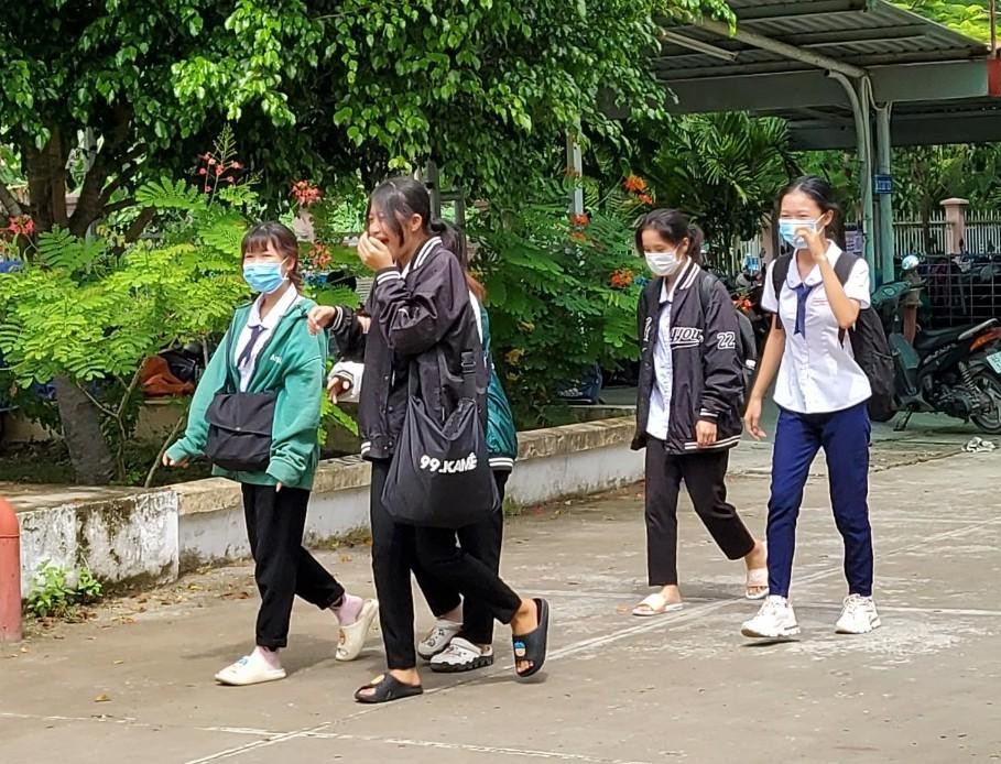 Học sinh Cần Thơ thở phào sau ngày thi đầu tiên - Ảnh: Kim Hà.