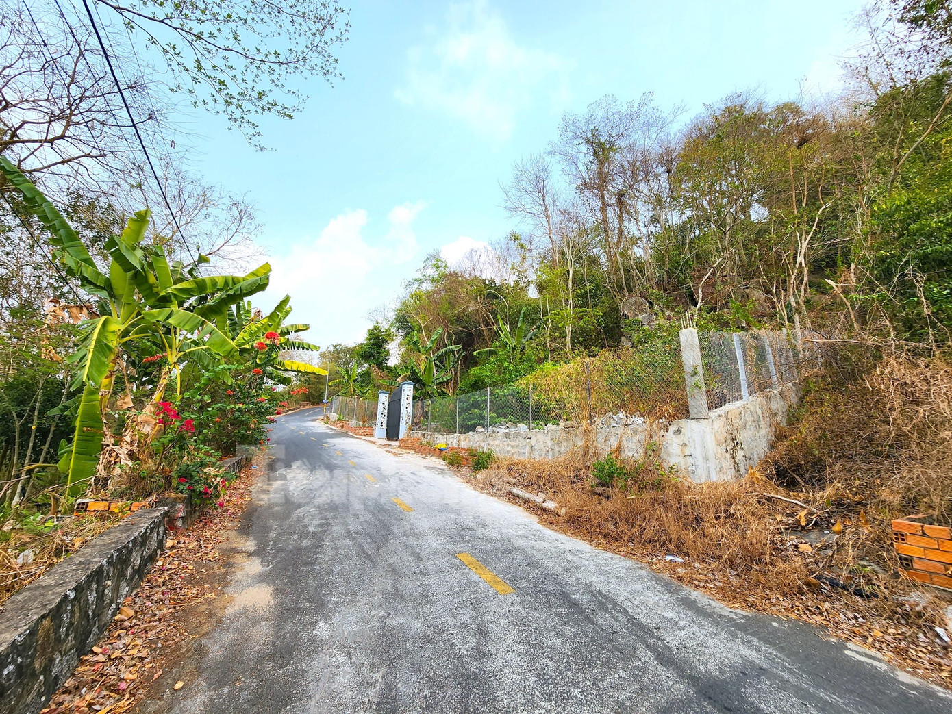 Chiều 11/4, trao đổi với Tiền Phong, ông Nguyễn Ngọc Điệp - Chủ tịch UBND thị trấn Núi Sập, huyện Thoại Sơn, tỉnh An Giang cho biết, tại tuyến đường lên Núi Sập còn có công trình của bà L. và P. (cùng ngụ TP Long Xuyên, tỉnh An Giang). Ảnh: Kim Hà.