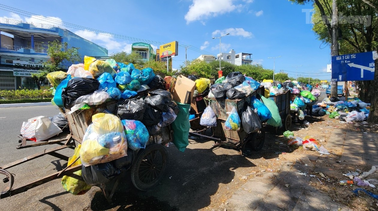 Điểm trung chuyển rác tạm thời ngay trước cổng Bệnh viện Y học Cổ truyền Cần Thơ gây hôi thối, mất mỹ quan đô thị khiến người dân bức xúc. Ảnh: Kim Hà. Điểm trung chuyển rác tạm thời ngay trước cổng Bệnh viện Y học Cổ truyền Cần Thơ gây hôi thối, mất mỹ quan đô thị khiến người dân bức xúc. Ảnh: Kim Hà.