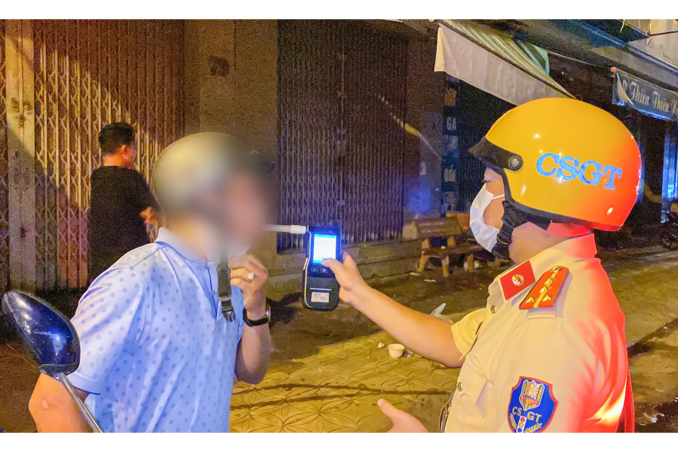 Lực lượng CSGT Công an TP Cần Thơ thực hiện kiểm tra nồng độ cồn.