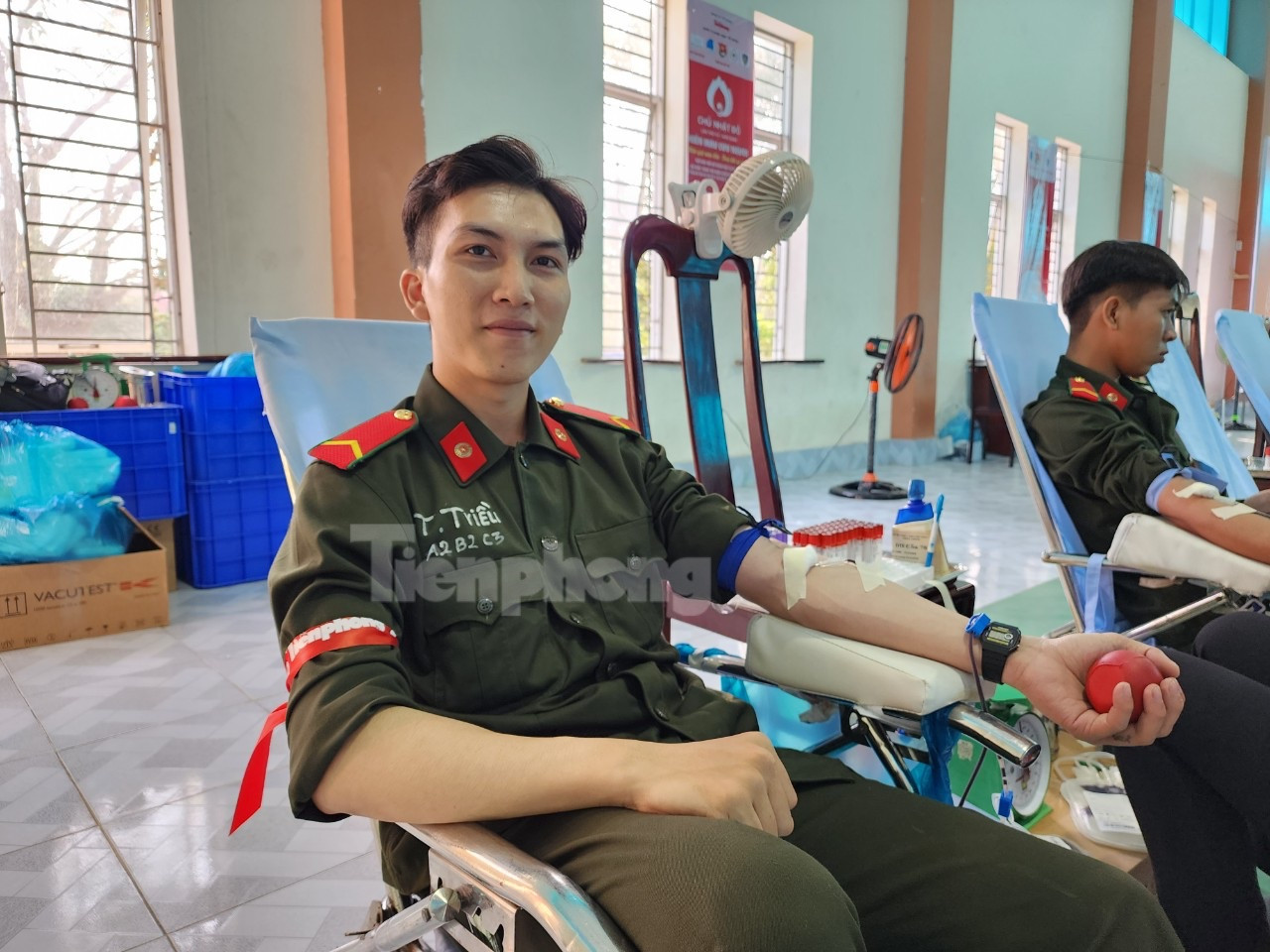 Chiến sĩ Mai Thạnh Triều là một trong những người hiến máu sớm nhất. Đây là lần thứ 4 anh tham gia. Ảnh: Kim Hà.