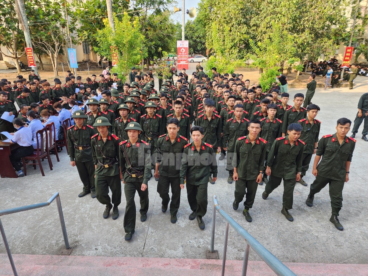 Dịp này, Trung đoàn Cảnh sát Cơ động Tây Nam Bộ huy động 550 cán bộ chiến sĩ hiến máu tại ngày hội Chủ nhật Đỏ. Ảnh: Kim Hà.