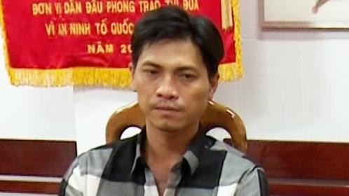 Huệ bạn trai Quyên tại cơ quan công an.