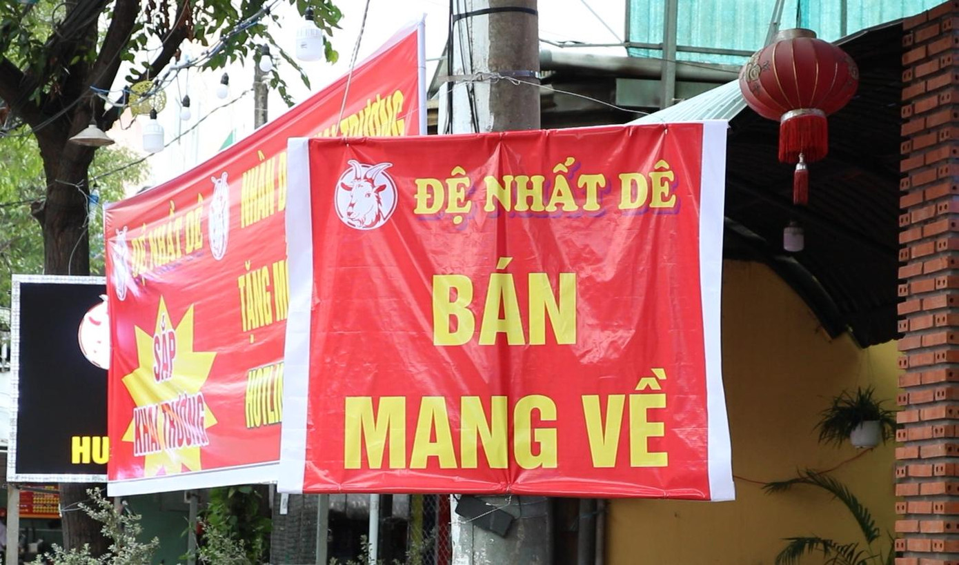 Những tấm băng rôn thường thấy trong mùa COVID-19 tại các quán ăn - Ảnh: Kim Hà.