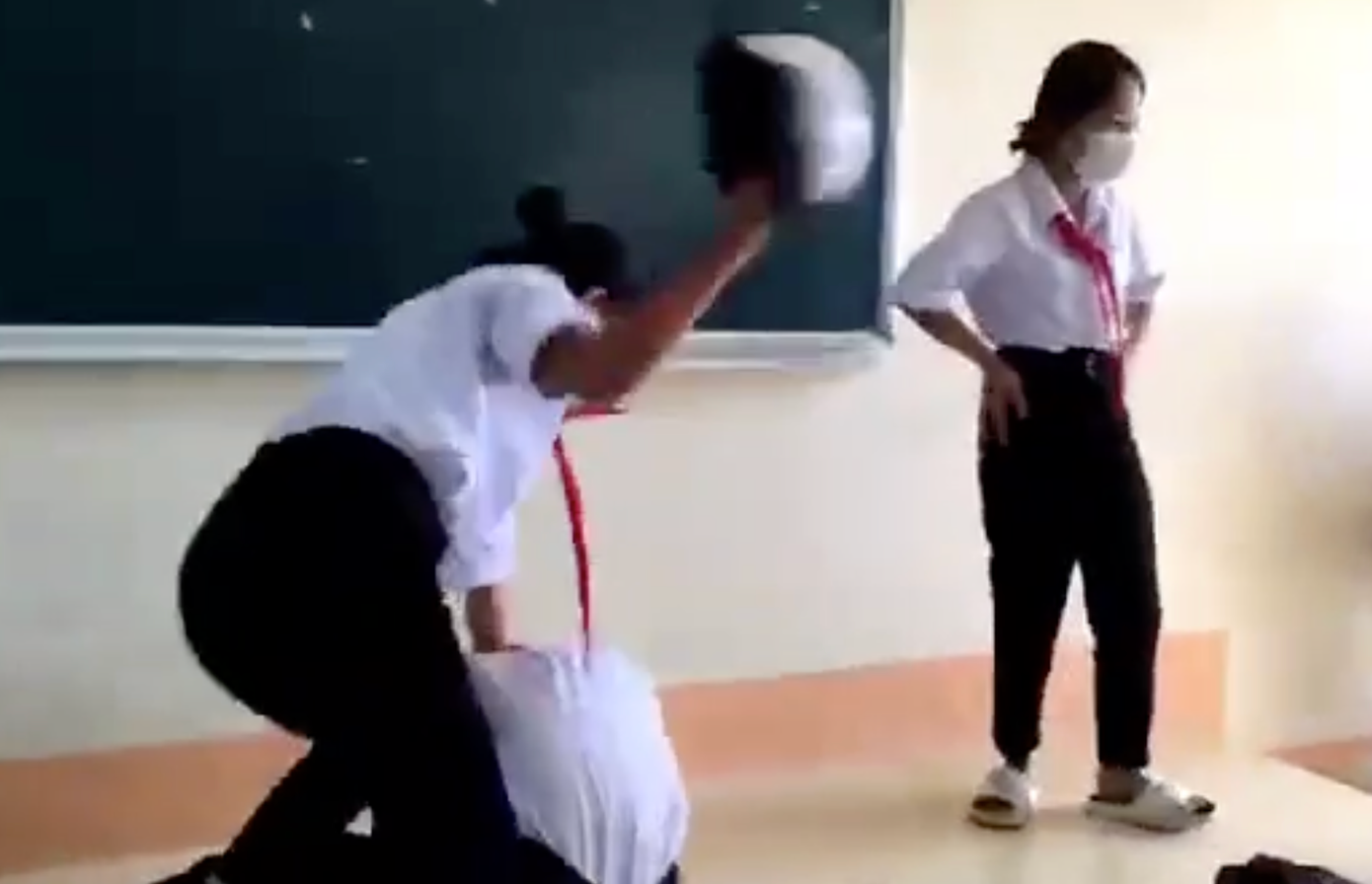 Nữ sinh V. bị đánh hội đồng ngay trên bục giảng Nữ sinh V. bị đánh hội đồng ngay trên bục giảng