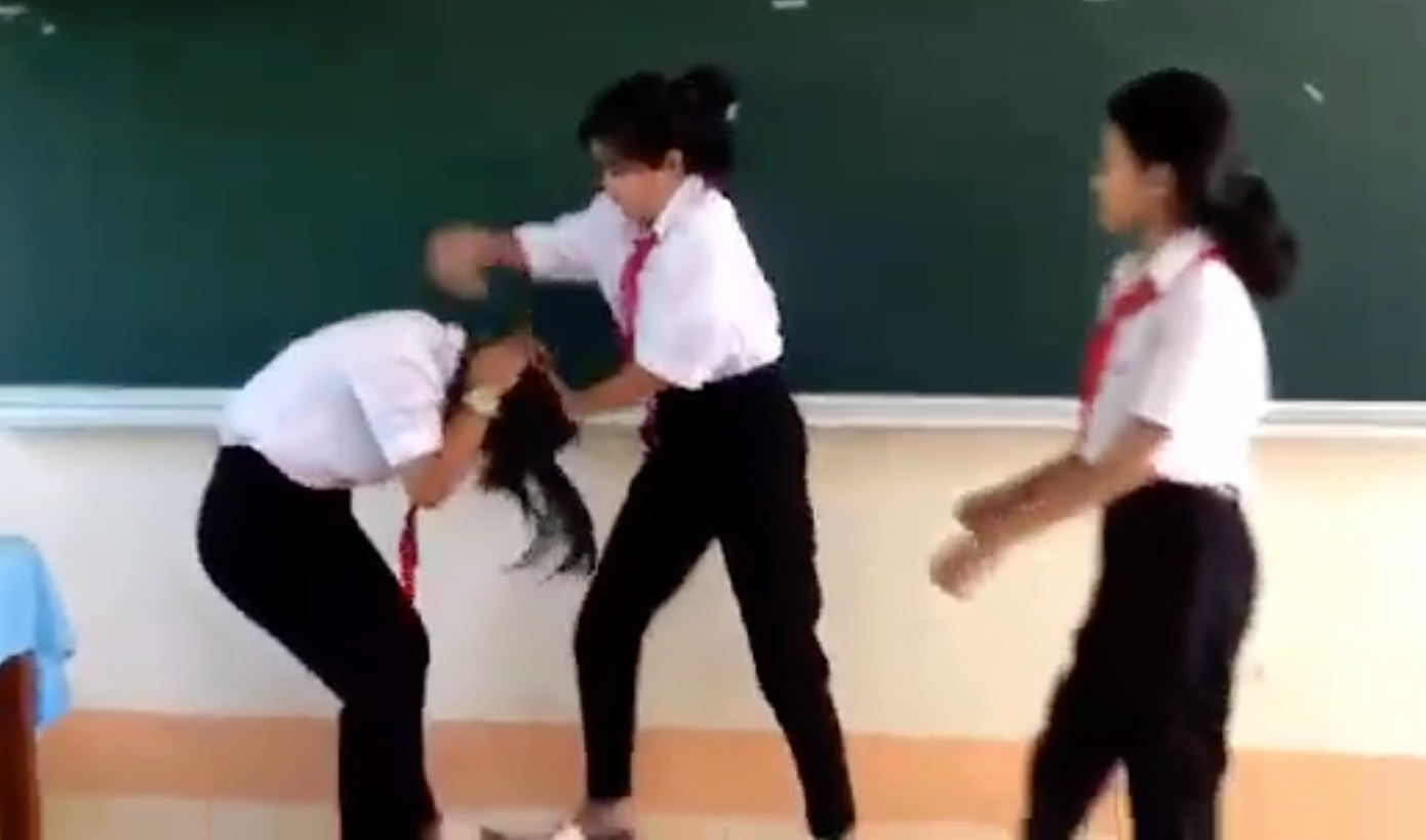 Nữ sinh V. bị đánh hội đồng ngay trên bục giảng Nữ sinh V. bị đánh hội đồng ngay trên bục giảng