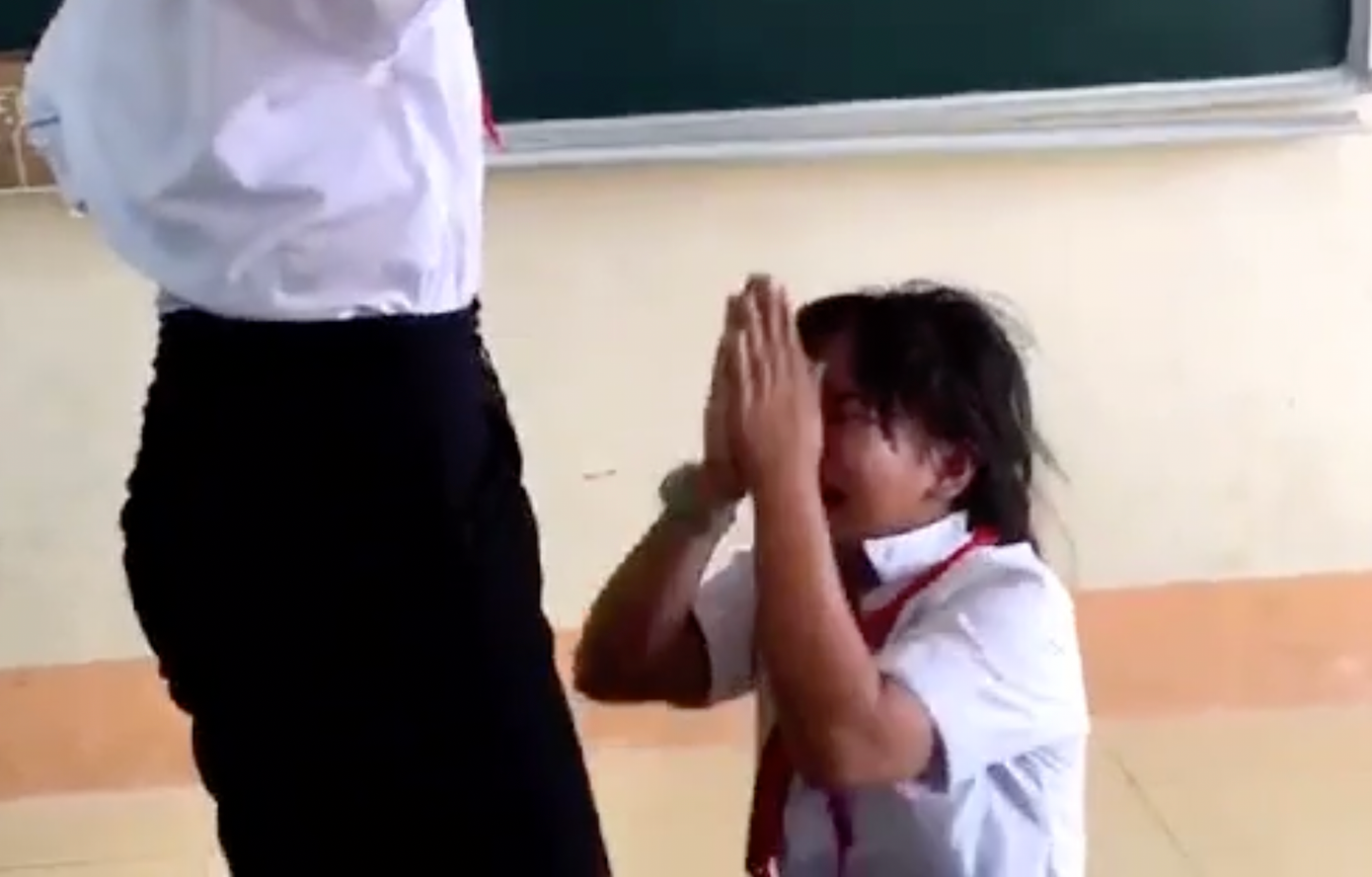 V. chắp tay xin tha nhưng vẫn bị đánh tới tấp. V. chắp tay xin tha nhưng vẫn bị đánh tới tấp.