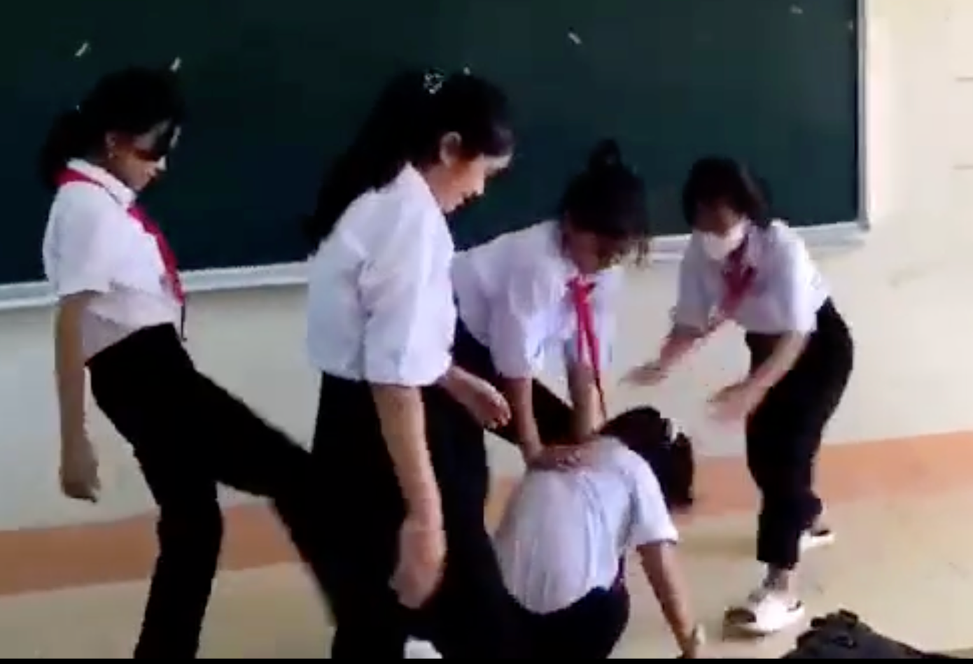 Nữ sinh V. bị đánh hội đồng ngay trên bục giảng Nữ sinh V. bị đánh hội đồng ngay trên bục giảng