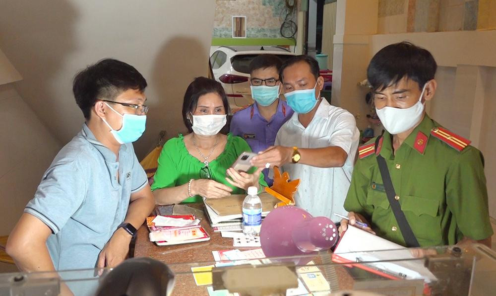 Khám xét khách sạn Anh Đào. Khám xét khách sạn Anh Đào.