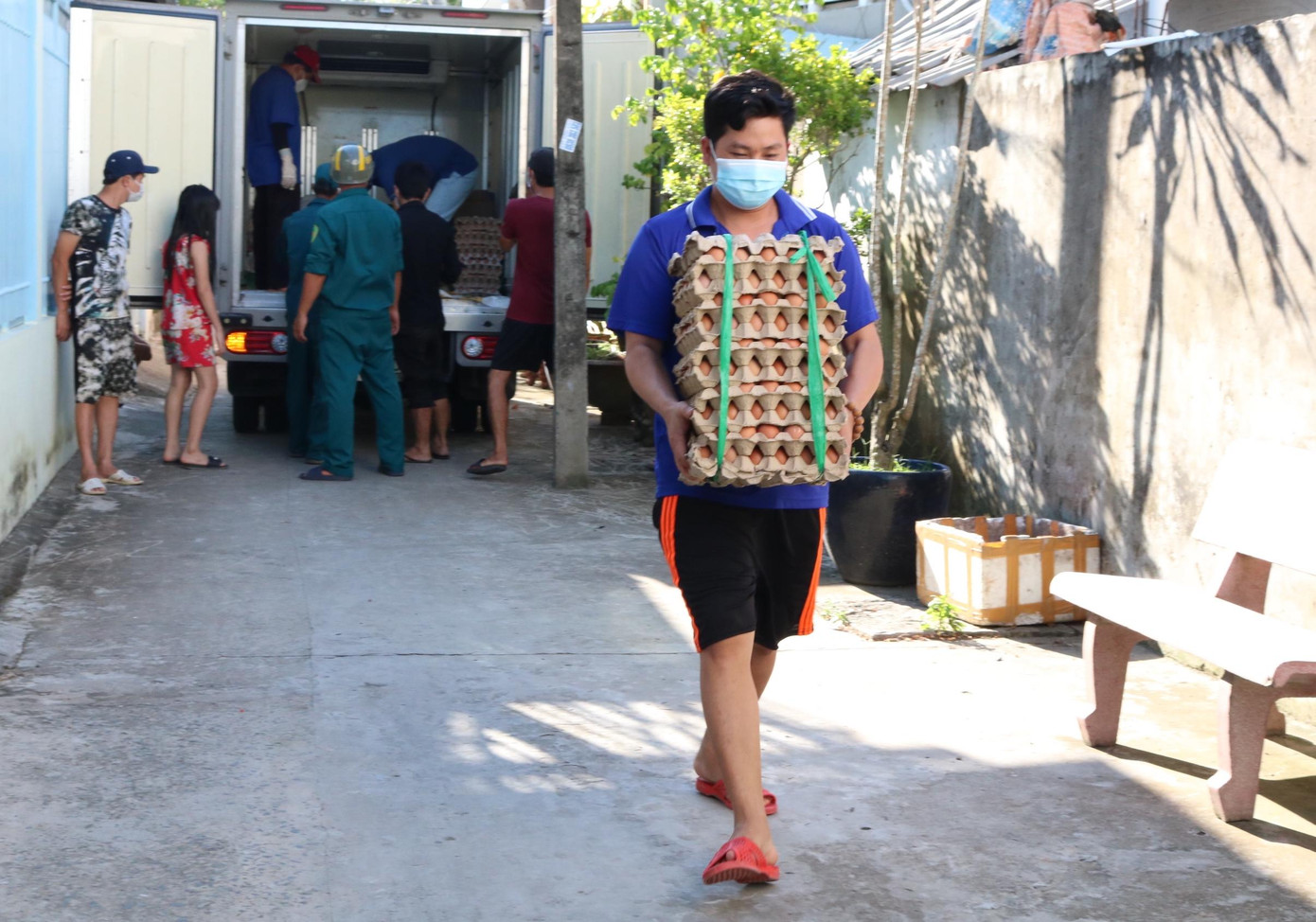 Để chia sẻ khó khăn với lực lượng công nhân, UBND phường Trà Nóc đã vận động các nguồn kinh phí hơn 1,2 tỉ đồng để mua nhu yếu phẩm hỗ trợ bà con an tâm sinh sống trong mùa dịch. Đồng thời, vận động các chủ nhà trọ giảm bớt phần nào tiền thuê để nhẹ gánh nặng cho công nhân nghèo. Bên cạnh đó, nhiều nhà hảo tâm cũng mang đến những suất quà gồm gạo, mì, rau, nước tương, nước mắm,… tiếp sức với bà con - Ảnh: Kim Hà.