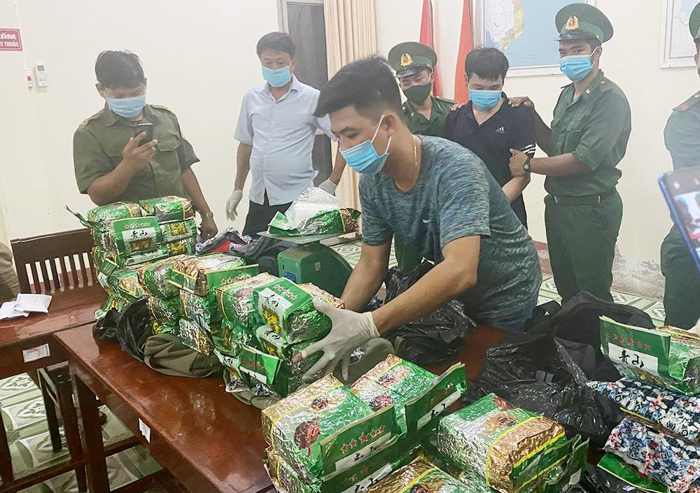 Lực lượng chức năng tiến hành kiểm tra số ma túy mà 2 bị cáo đã vận chuyển.