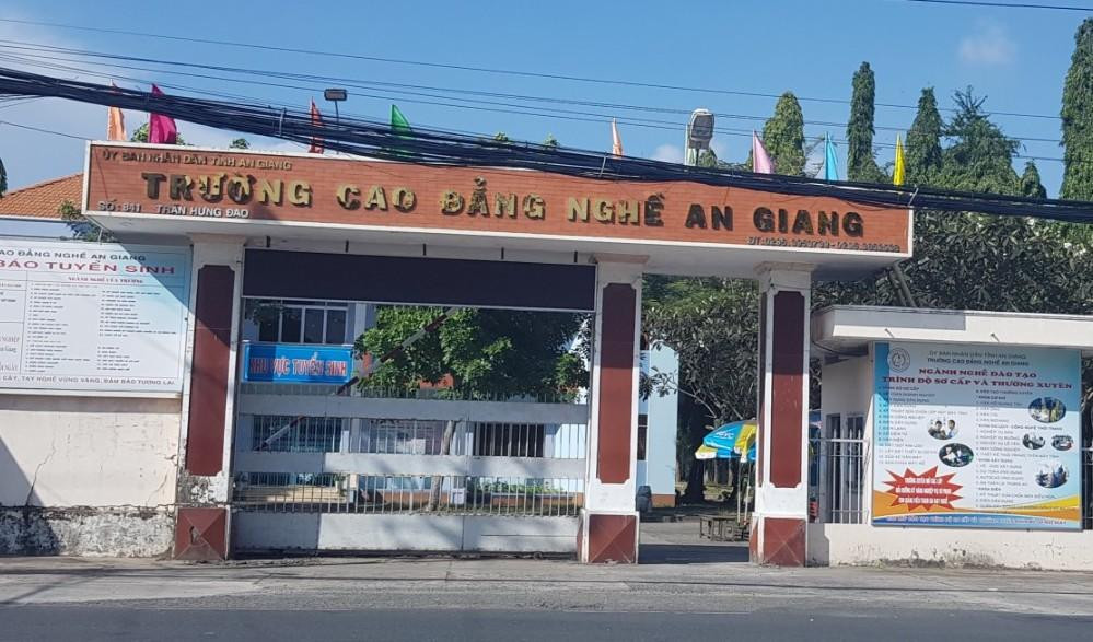 Khởi tố vụ án liên quan đến việc gây thất thoát hơn 17,4 tỉ đồng xảy ra tại Trường Cao đẳng nghề An Giang. Khởi tố vụ án liên quan đến việc gây thất thoát hơn 17,4 tỉ đồng xảy ra tại Trường Cao đẳng nghề An Giang.