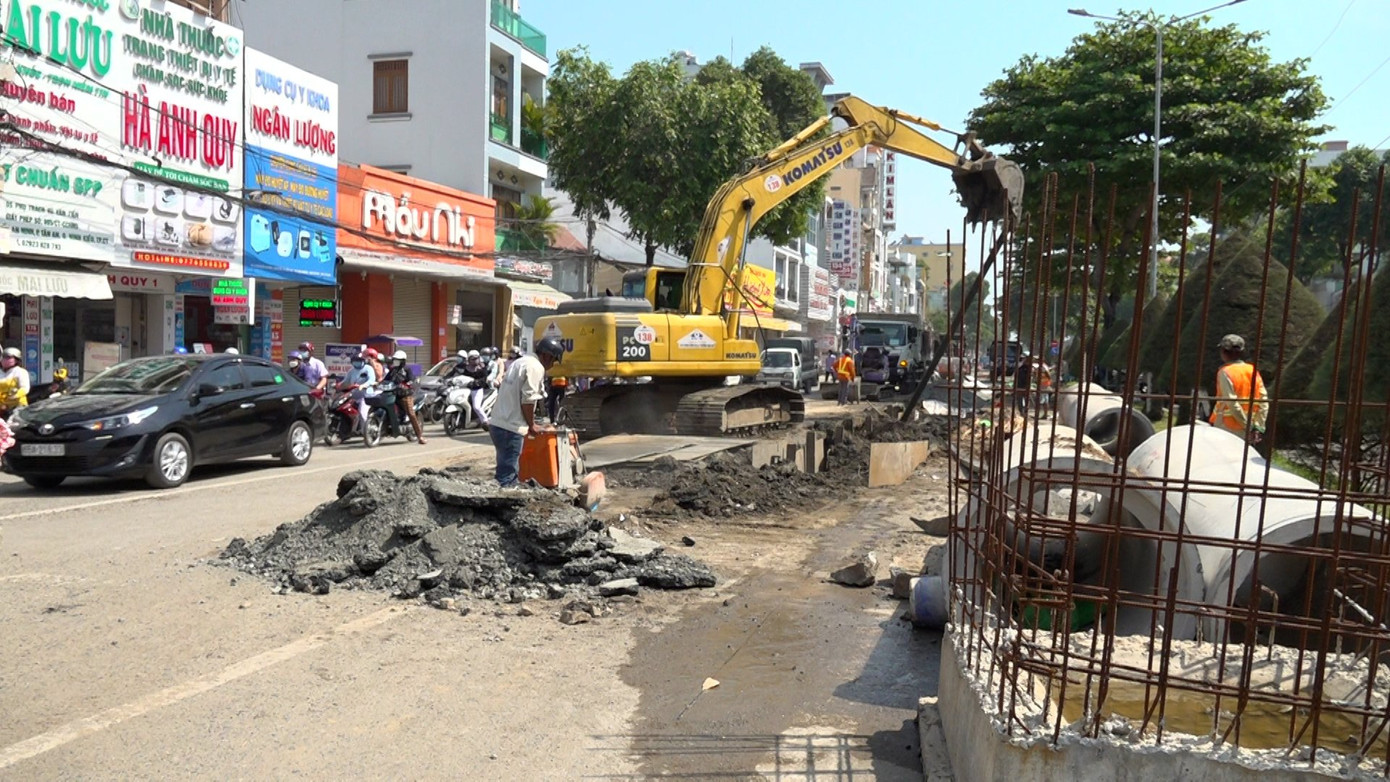 Theo ghi nhận của PV vào chiều 29/12, nhiều tuyến đường thuộc trung tâm TP Cần Thơ như: Đường Nguyễn Thái Học - Võ Văn Tần; Nguyễn An Ninh - Châu Văn Liêm; Nam Kỳ Khởi Nghĩa; Ngô Quyền, Lý Tự Trọng,… bị đào xới, vật liệu xây dựng ngổn ngang ảnh hưởng đến việc đi lại của người dân.