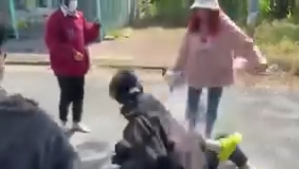 9 nữ sinh tham gia đánh bạn bị đình chỉ học 2 tuần. 9 nữ sinh tham gia đánh bạn bị đình chỉ học 2 tuần.