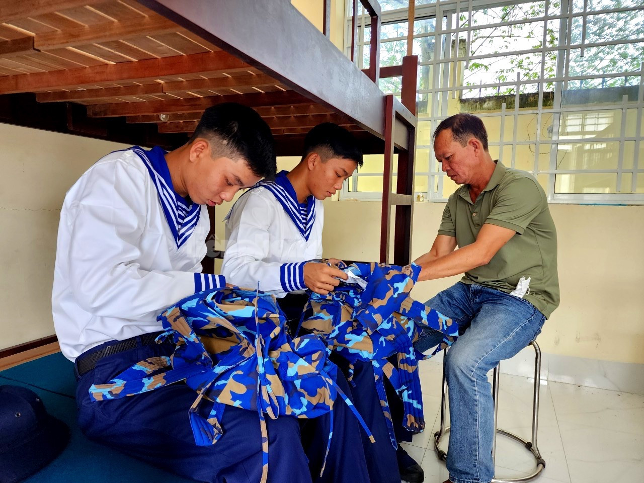 Cũng cho hai con song sinh của mình nhập ngũ trong đợt này, ông Phan Ngọc Dũng (54 tuổi, ngụ phường Tân Hưng, quận Thốt Nốt) chia sẻ đầy tự hào: “Khi còn trẻ tôi cũng ước ao được đi bộ đội nhưng không trúng tuyển, đến nay con tôi được đi cũng coi như giúp cha nó thực hiện ước mơ còn dang dở. Hơn nữa, trách nhiệm của người con trai đối với đất nước trước sau gì cũng phải làm tròn nên tôi quyết định cho hai anh em thực hiện xong nghĩa vụ quân sự rồi mới đi học nghề sau”.