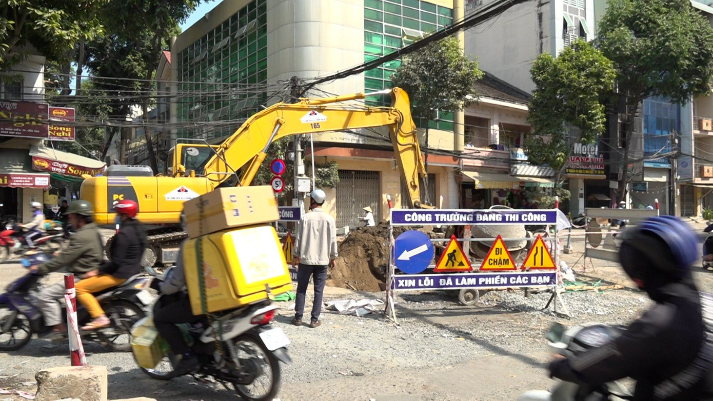 Trước đó, Chủ tịch UBND TP Cần Thơ đã ký Công văn số 5155/UBND-XDÐT về việc khẩn trương đẩy nhanh tiến độ thực hiện, hoàn thiện mặt đường phục vụ Tết Nguyên đán.