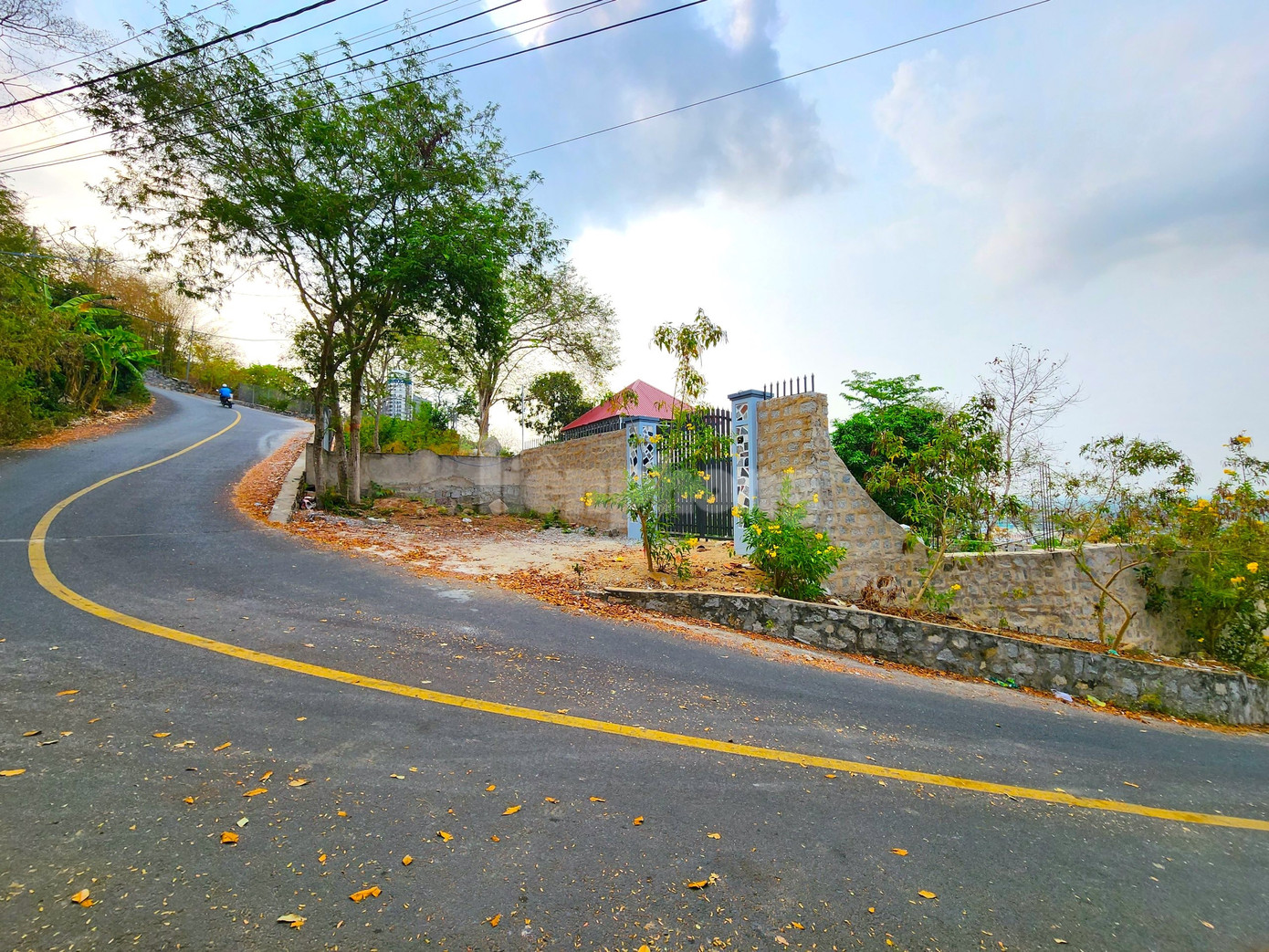 Công trình của bà L. nằm cặp ngay đường lên núi. Theo bà, công trình này là phủ thờ, do chồng bà bệnh nên gia đình mới xây để làm nơi nghỉ dưỡng. Công trình này được xây trên đất núi, khởi công từ đầu năm 2022. Ảnh: Kim Hà.