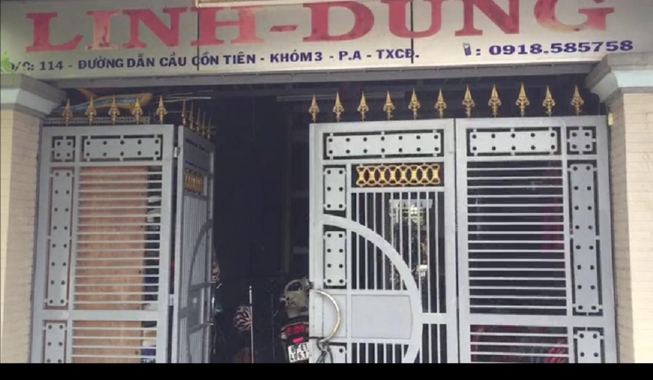 Hai kho hàng chứ đồ không rõ nguồn gốc của bà Dung. Hai kho hàng chứ đồ không rõ nguồn gốc của bà Dung.