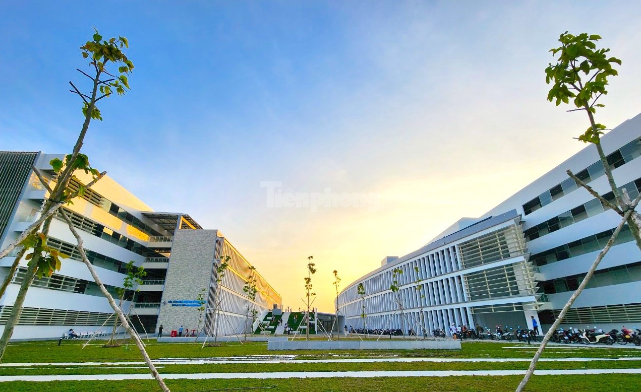 Điểm check-in mới hiện đang được lòng giới trẻ Cần Thơ là Toà nhà Phức hợp phòng thí nghiệm trong khuôn viên Trường Đại học Cần Thơ. Ảnh: Kim Hà.