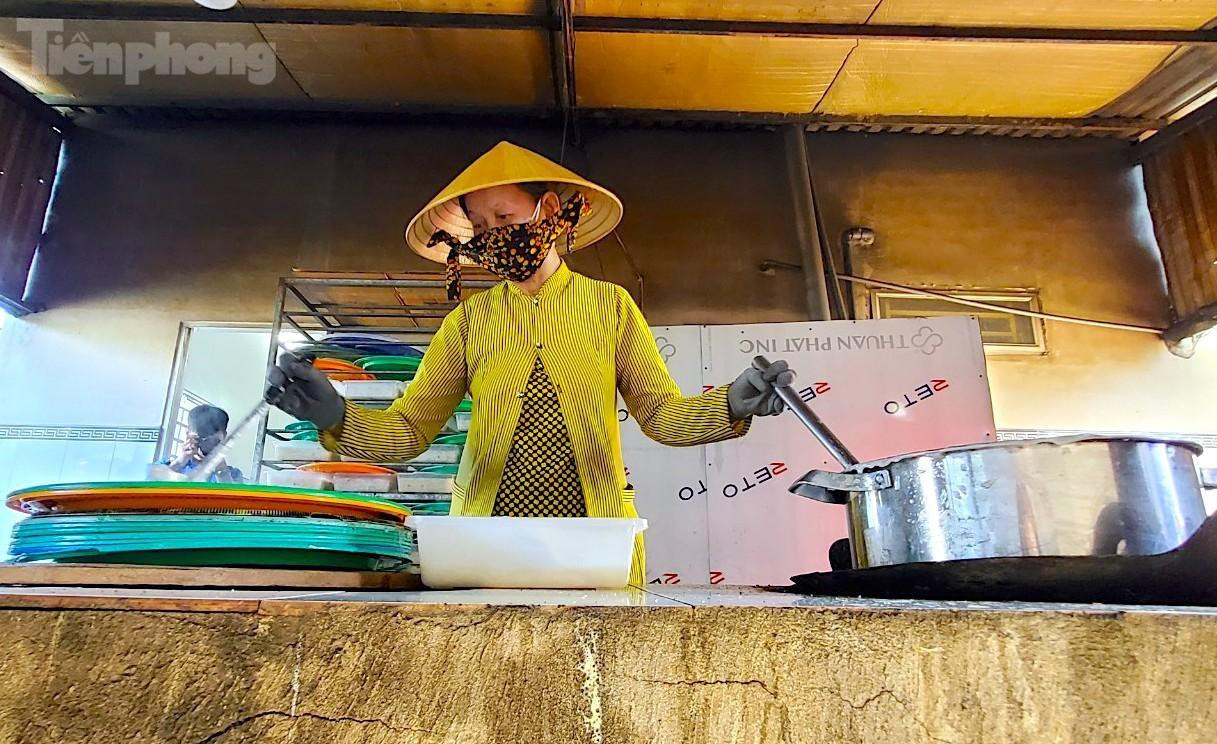 Tại thị xã Bình Minh, tỉnh Vĩnh Long, các cơ sở sản xuất mứt phục vụ Tết cũng đang trong giai đoạn cao điểm sản xuất để đưa ra thị trường (Ảnh: Kim Hà).