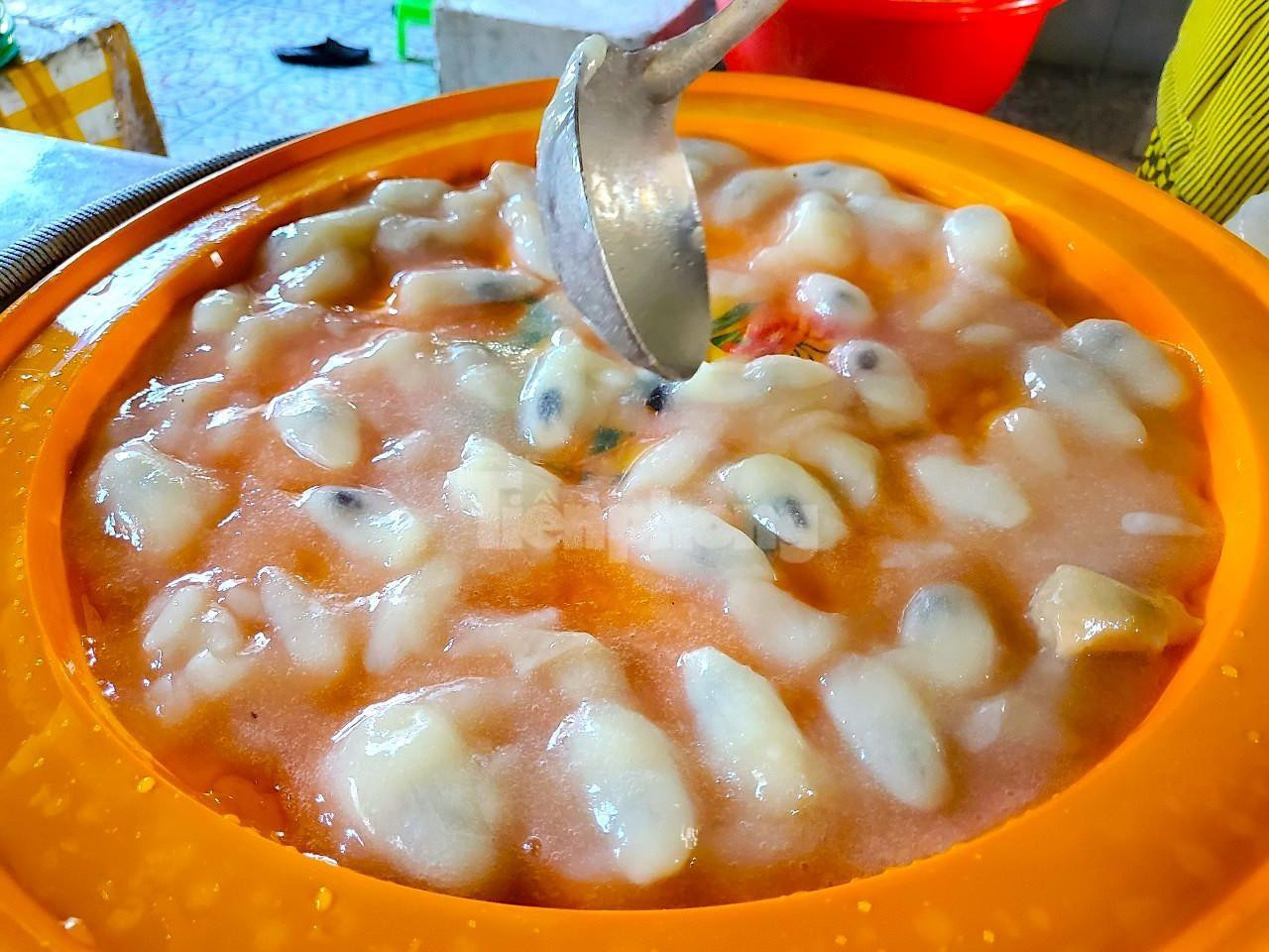 Để đáp ứng nhu cầu khách hàng, từ đầu tháng 9 Âm lịch, các lò mứt ở thị xã Bình Minh bắt đầu vào vụ và kết thúc vào 27 Tết (Ảnh: Kim Hà).