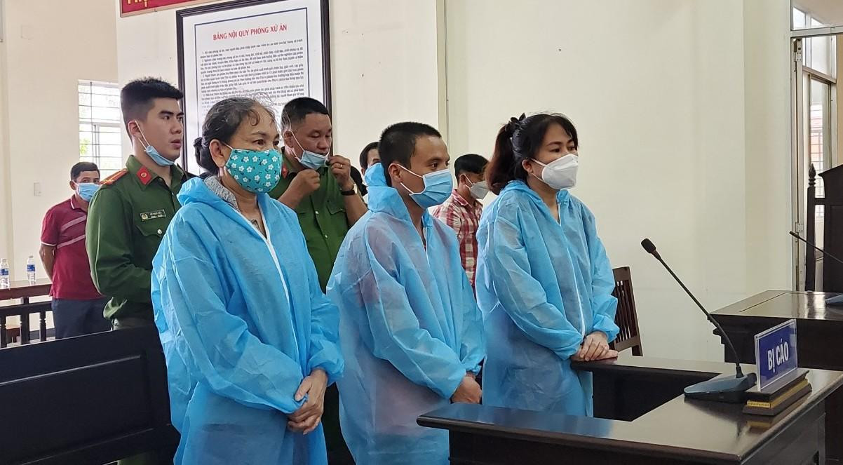 Các bị cáo Dũng, Lên và Vàng (từ trái sang) - Ảnh: Kim Hà. Các bị cáo Dũng, Lên và Vàng (từ trái sang) - Ảnh: Kim Hà.